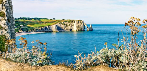 Les falaises d'Étretat en Normandie : un paysage de carte postale