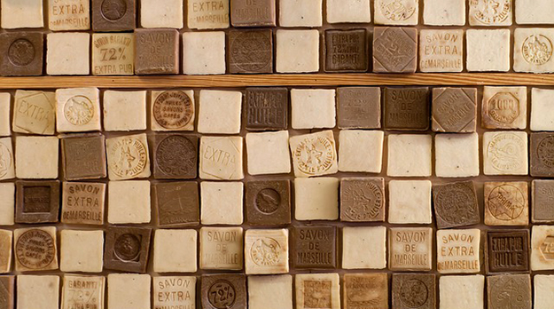 cube de savon de Marseille estampillé sur ses six faces