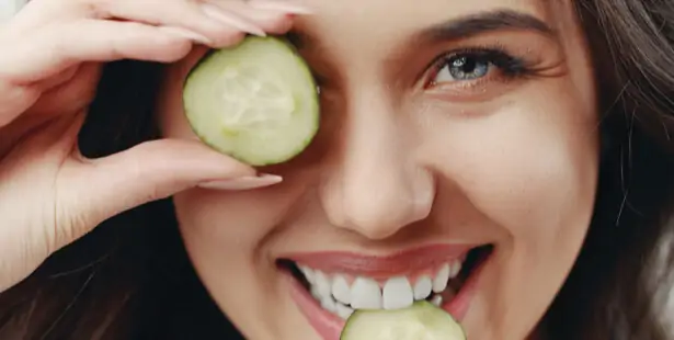 Rondelles de concombre sur les yeux pour un soin frais