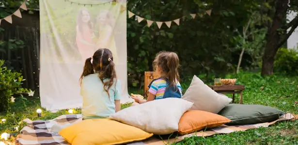 Soirée cinéma en plein air pendant les vacances à la maison