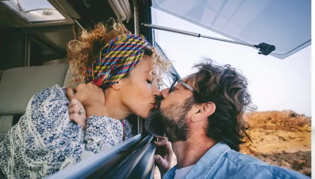 Couple échangeant un baiser amoureux dans un moment de tendresse