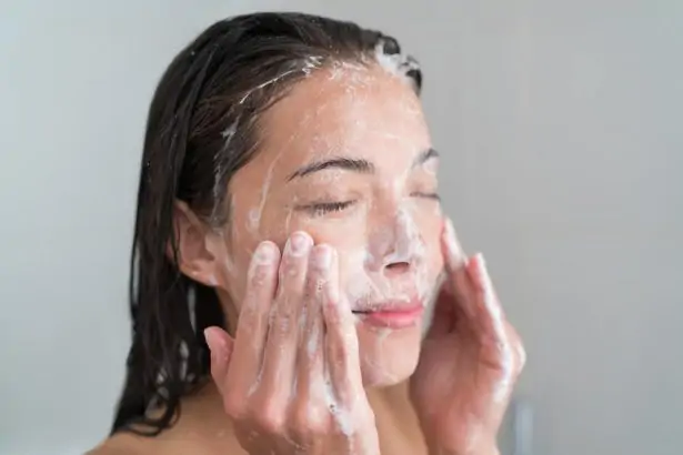 Exfoliation douce de la peau pour conserver un bronzage uniforme