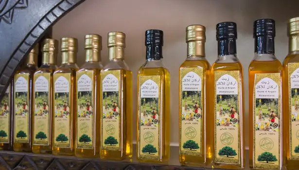Bouteilles d'huile d'argan alimentaire dans une boutique au Maroc