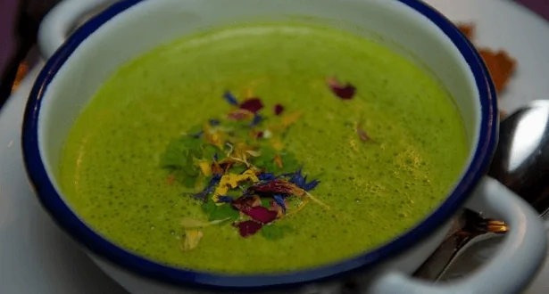 Soupe préparée avec du plantain, des orties et des fleurs comestibles