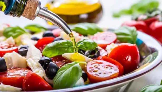 Légumes, fruits, huile d'olive et poissons composant une alimentation méditerranéenne