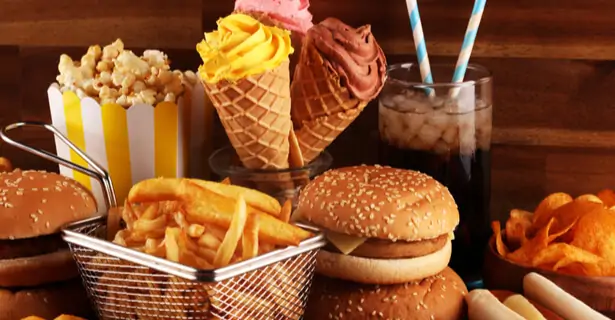 Repas de restauration rapide riche en graisses saturées, sel et sucres
