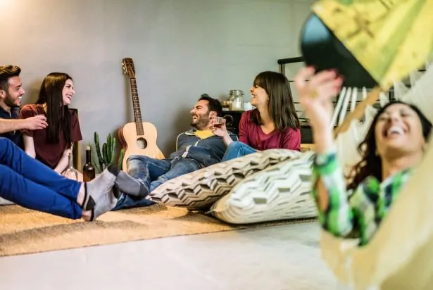 Jeunes adultes réunis dans le salon de leur colocation